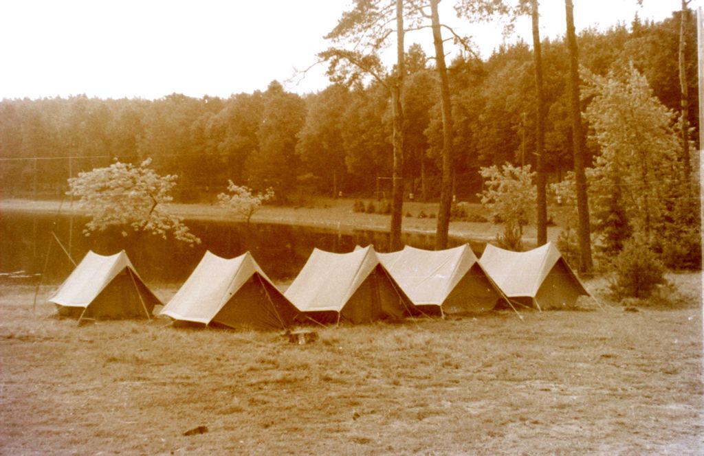 Plik:1956-60 Obóz harcerzy z Gdyni. Watra012 fot. Z.Żochowski.jpg