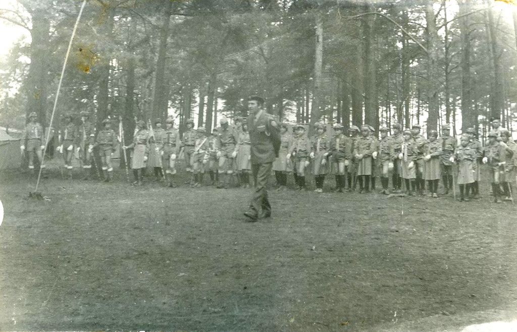 Plik:1977 Miedzno. Obóz stały Szczepu SP 10 Gdynia. 22 GDH024 fot. D.Zabrocki.jpg