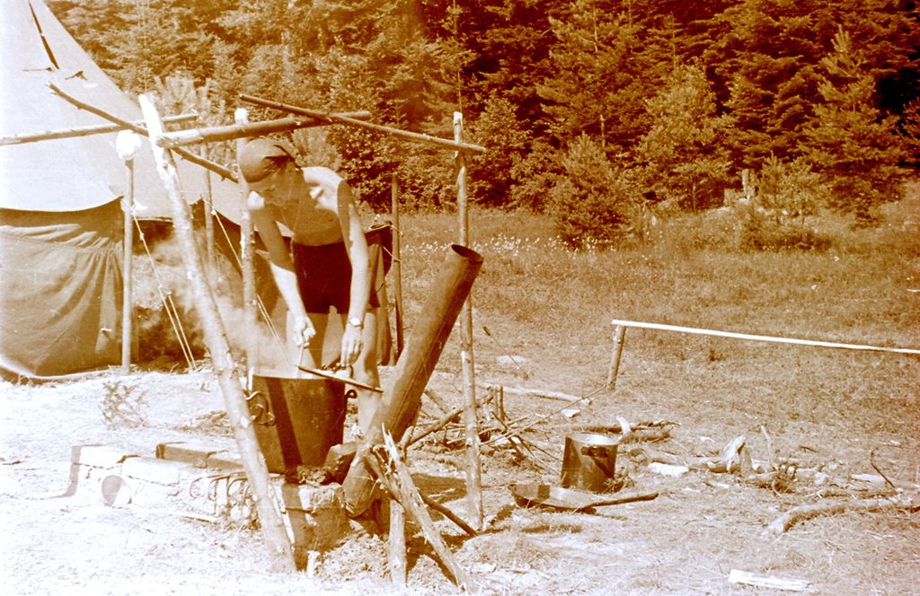 Plik:1957-58 Obóz stały w Bieszczadach. Watra 085 fot. Z.Żochowski.jpg