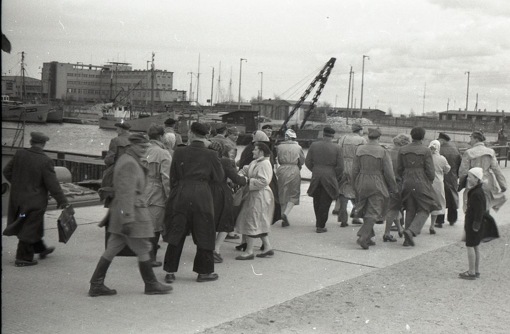 Plik:1957 Józef Grzesiak Czarny w Gdyni. Watra 013 fot. Z.Żochowski.jpg