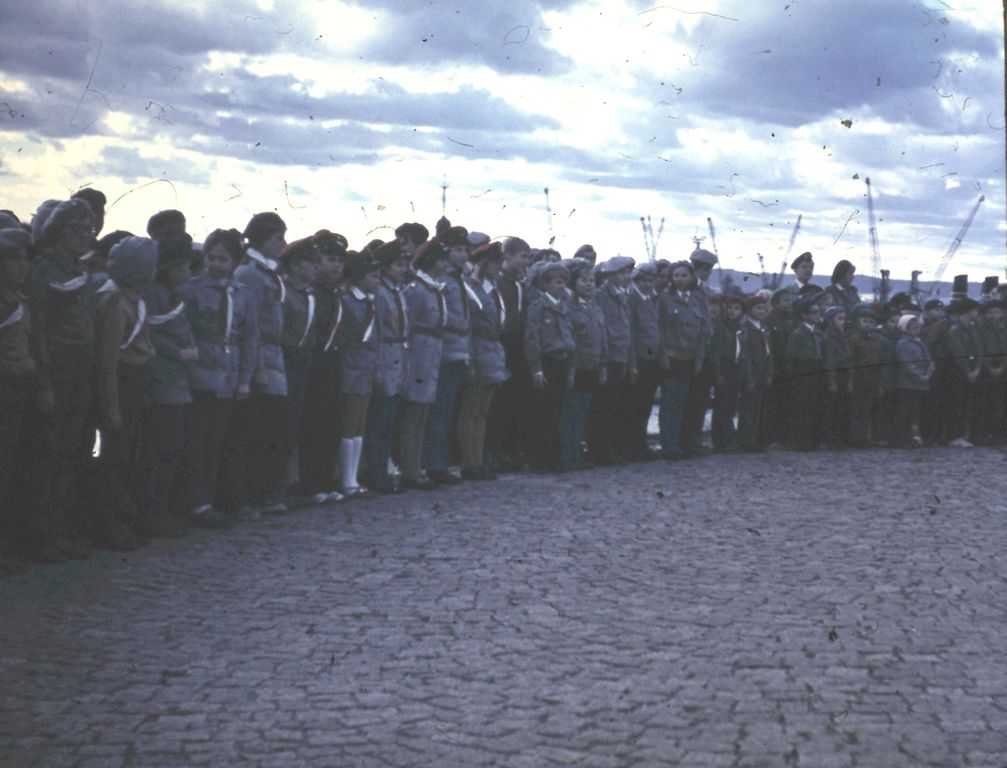 Plik:1972 Westerplatte. Sztandar dla Szczepu SP 30. Watra 005 fot. Z.Żochowski.jpg