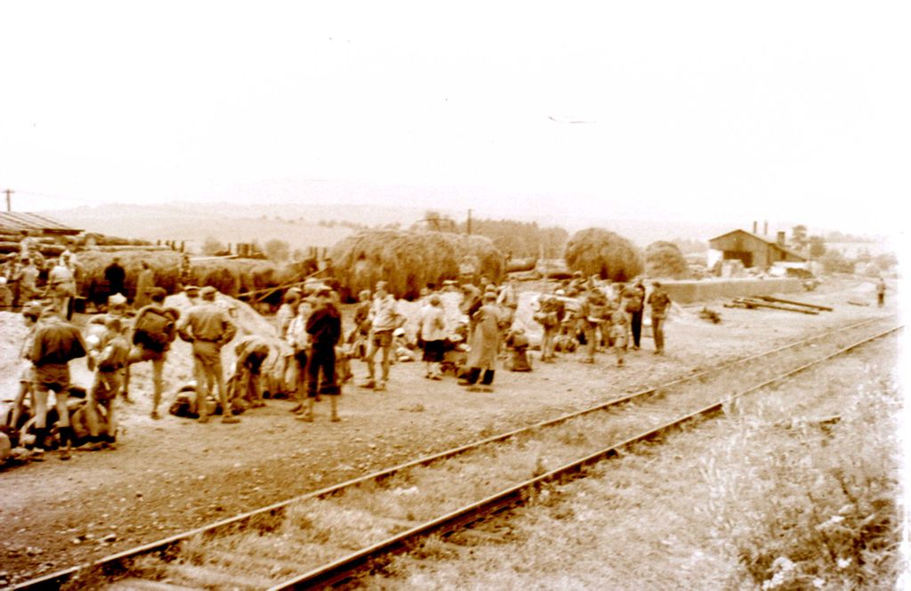 Plik:1957-58 Obóz stały w Bieszczadach. Watra 016 fot. Z.Żochowski.jpg
