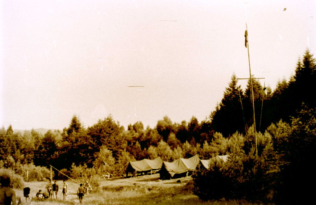 Plik:1957-58 Obóz stały w Bieszczadach. Watra 038 fot. Z.Żochowski.jpg