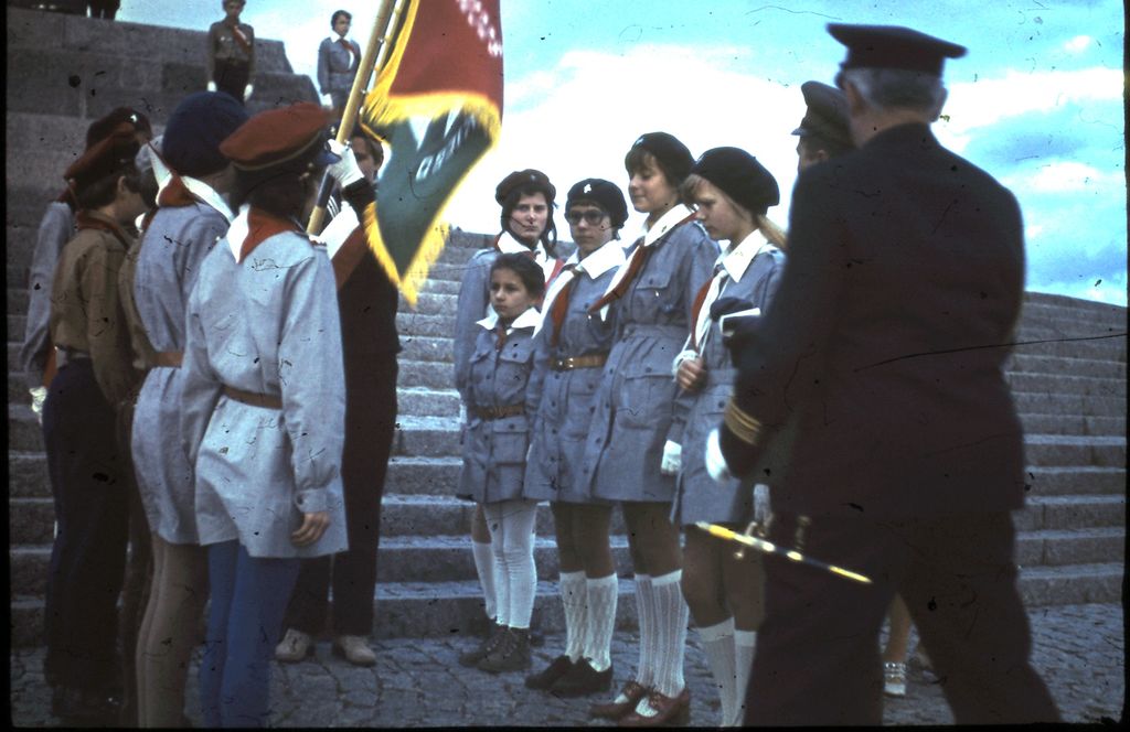 Plik:1972 Westerplatte. Sztandar dla Szczepu SP 30. Watra 027 fot. Z.Żochowski.jpg