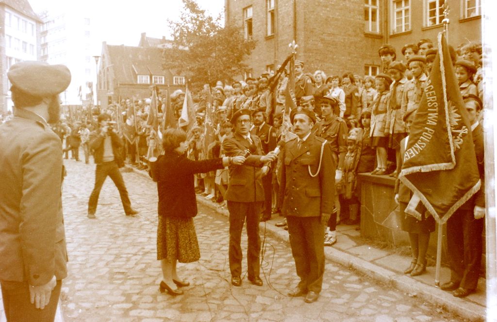 Plik:1981 Odsłonięcie tablicy na Domu Harcerza w Gdańsku. Watra 026 fot. Z.Żochowski.jpg