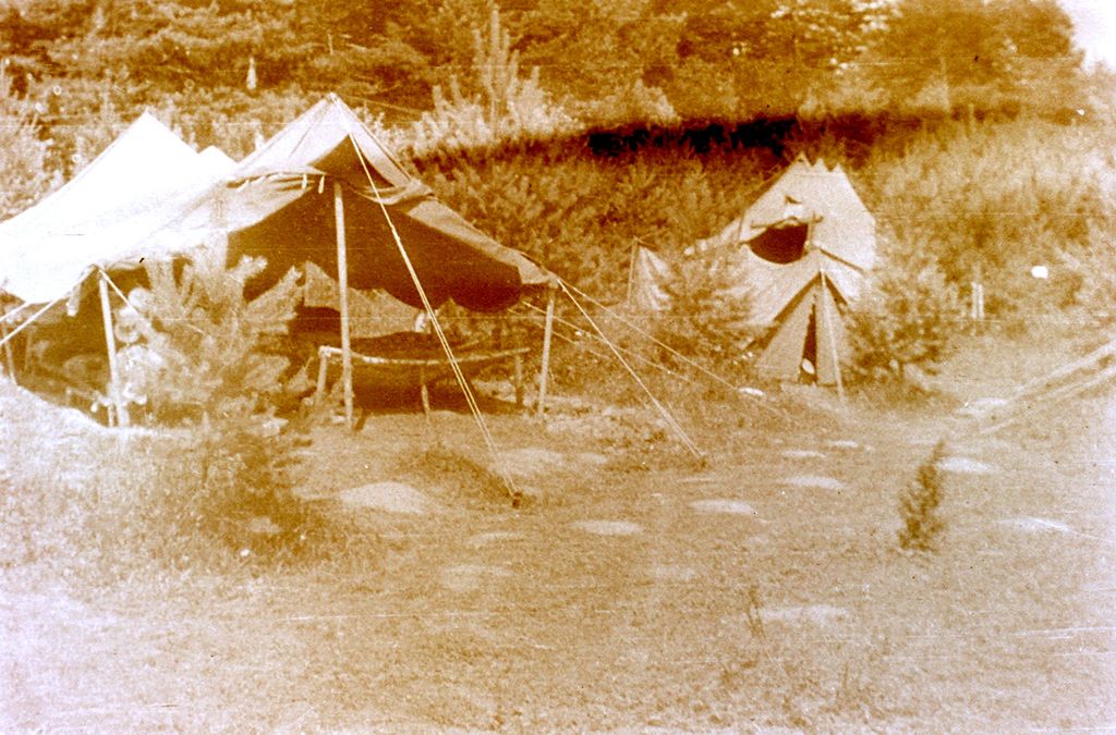 Plik:1957-58 Obóz stały w Bieszczadach. Watra 111 fot. Z.Żochowski.jpg