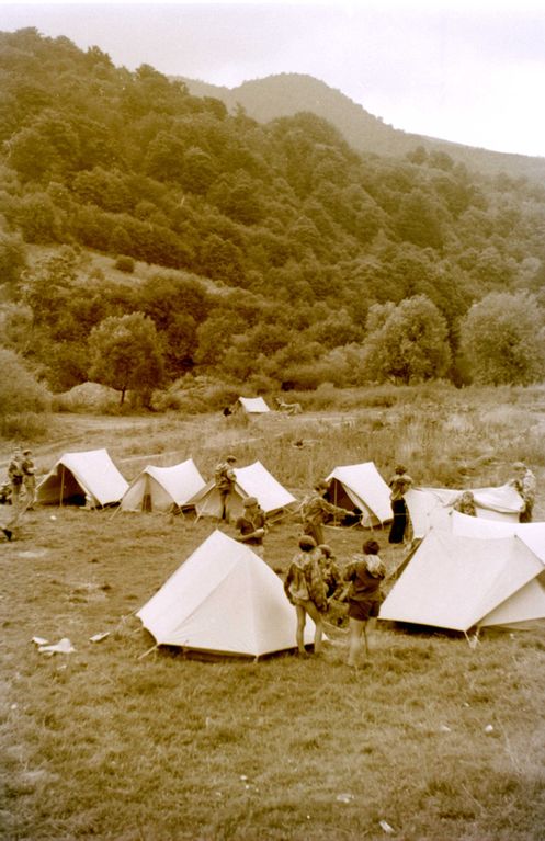 Plik:1966 Obóz wędrowny w Bieszczadach. 2 GDH Watra 109 fot. Z.Żochowski.jpg