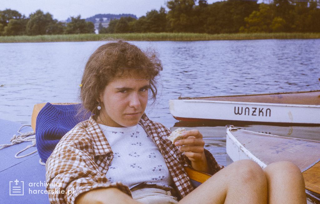 Plik:1985-08 Spływ kajakowy Kółkiem Raduńskim. Szarotka 060 fot. J.Kaszuba.jpg