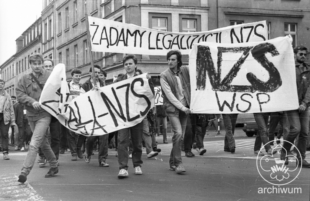 Plik:1989-04 Opole manifestacja NZS 003.jpg