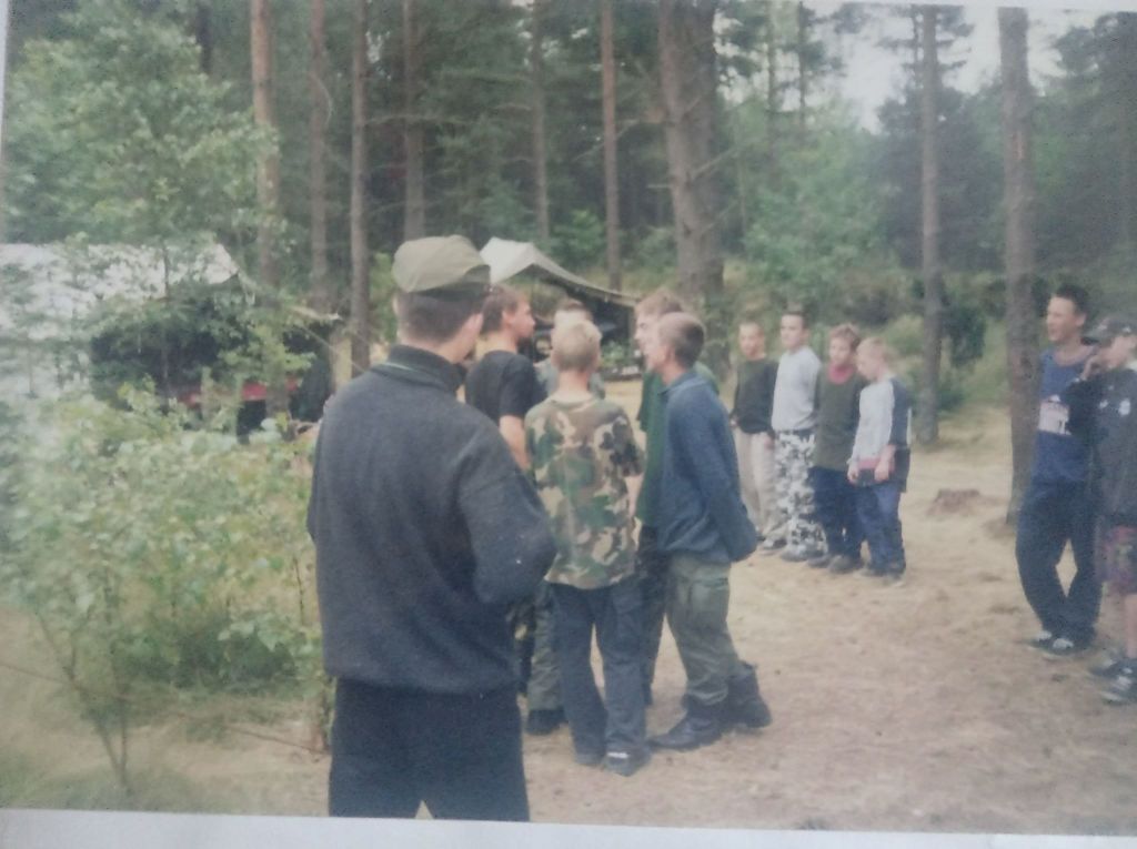 Plik:1999 Obóz stały 95 GDH. Kamienica Królewska. Szarotka008 fot. P i J Ojowscy.jpg