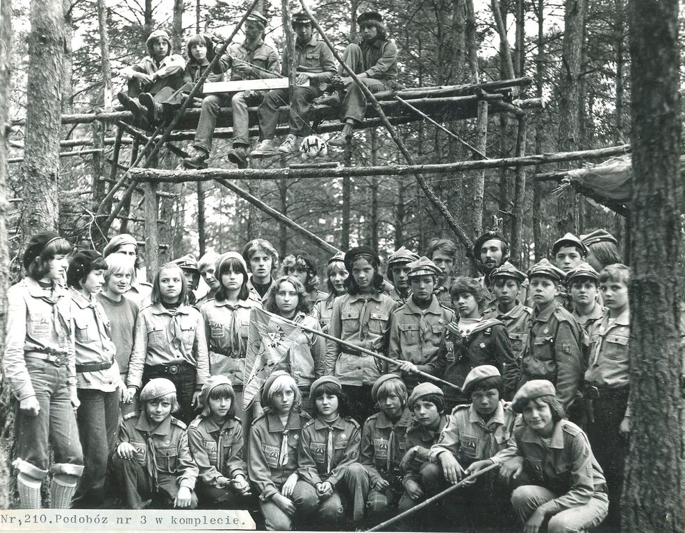 Plik:1976 Miedzno. Obóz stały Szczepu SP 10 Gdynia. 22 GDH001 fot. D.Zabrocki.jpg