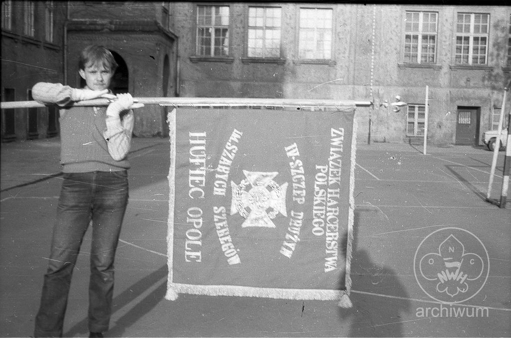 Plik:1986 Katowice Odsłonięcie pomnika poległych harcerzy 009.jpg