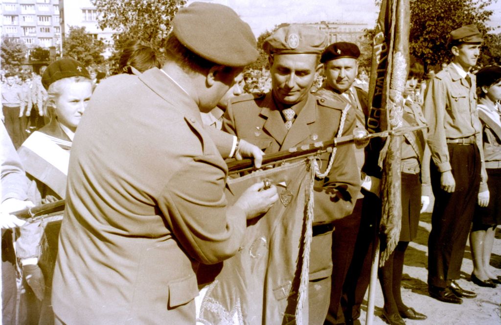 Plik:1966 Odsłonięcie pomnika harcerzy w Gdyni. Watra 040 fot. Z.Żochowski.jpg