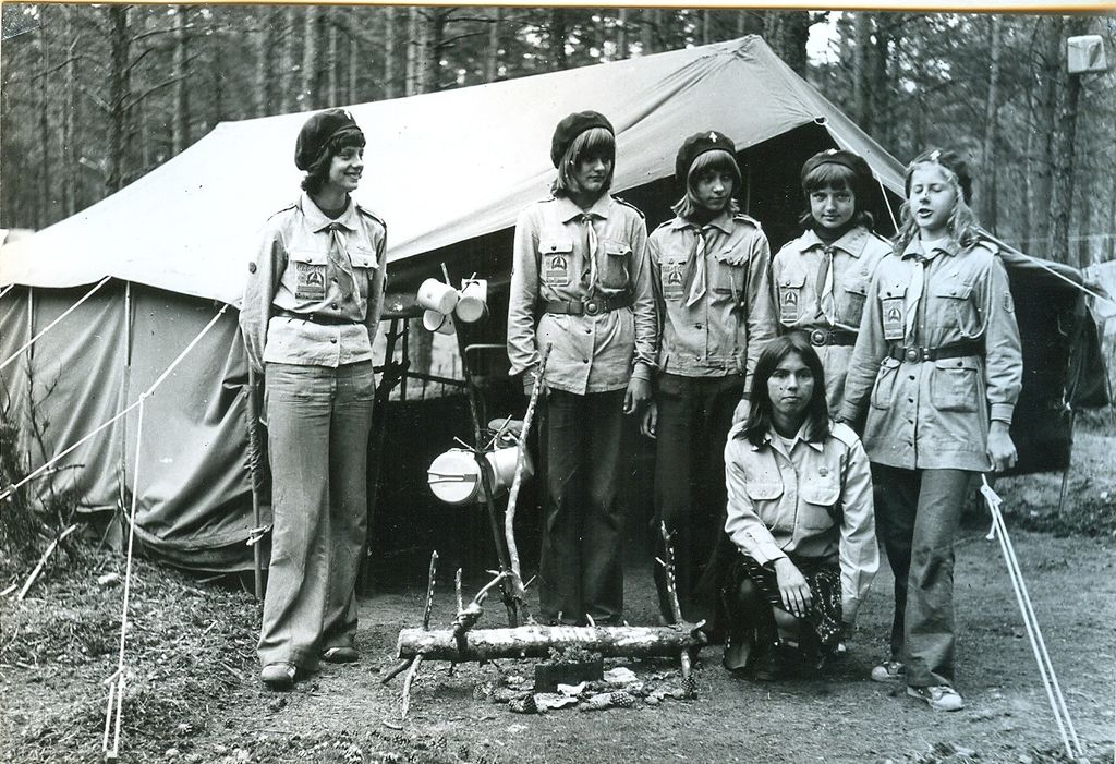 Plik:1976 Miedzno. Obóz stały Szczepu SP 10 Gdynia. 22 GDH021 fot. D.Zabrocki.jpg