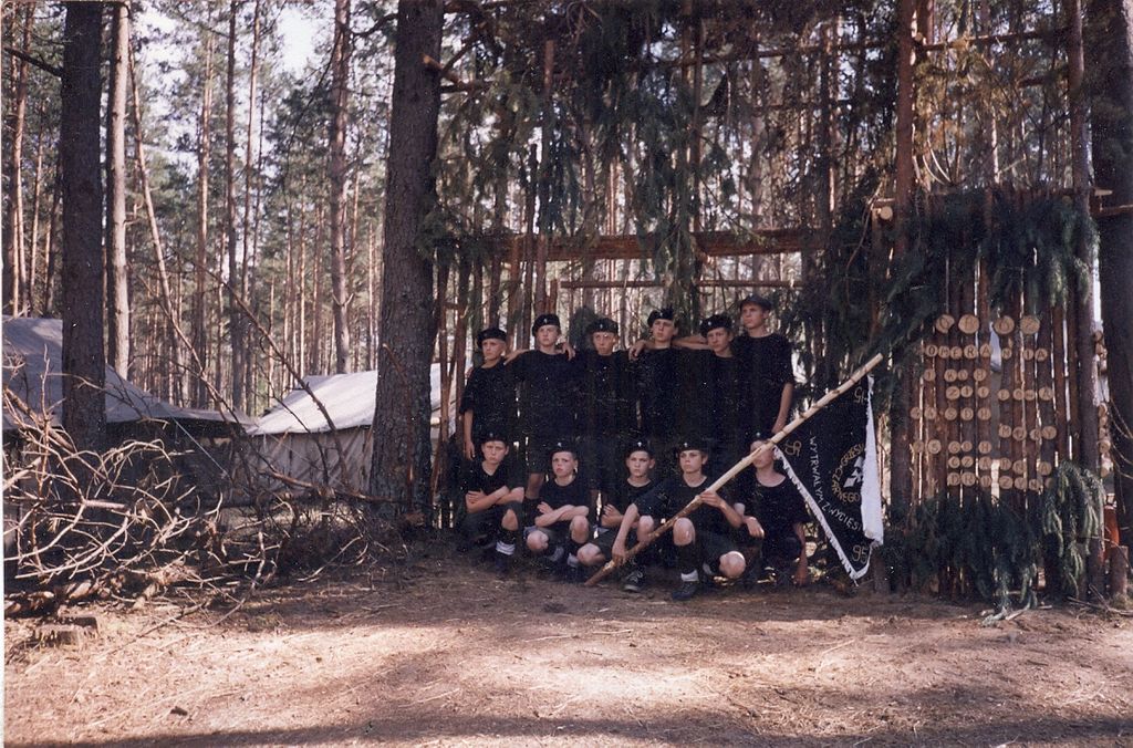 Plik:2001 Trzebuń. Obóz stały 95 GDH. Szarotka006 fot. P. i J. Ojowscy.jpg