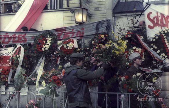 1984-11 Warszawa pogrzeb ks. Jerzego Popiełuszki Szczep Puszcza 002.jpg