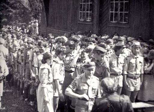 1984 Szczawa. Zlot byłych partyzantów AK z udziałem harcerzy. Szarotka052 fot. J.Kaszuba.jpg