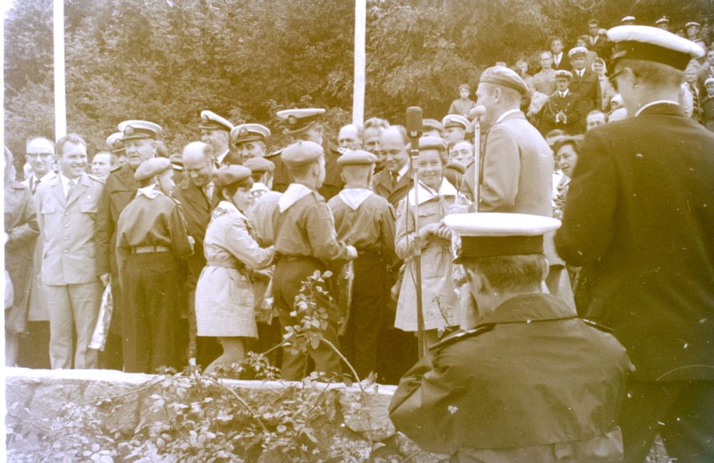 Plik:1966 Odsłonięcie pomnika harcerzy w Gdyni. Watra 010 fot. Z.Żochowski.jpg