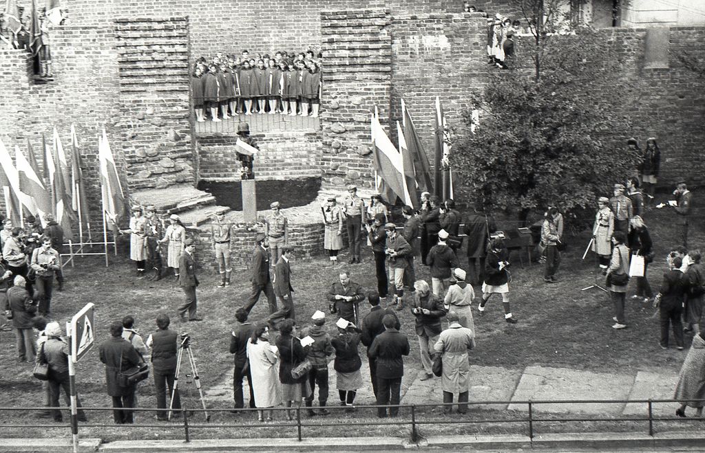 Plik:1983 1-2 X Odsłonięcie pomnika Małego Powstańca. Szarotka012 fot. J.Kaszuba.jpg