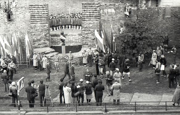 1983 1-2 X Odsłonięcie pomnika Małego Powstańca. Szarotka012 fot. J.Kaszuba.jpg