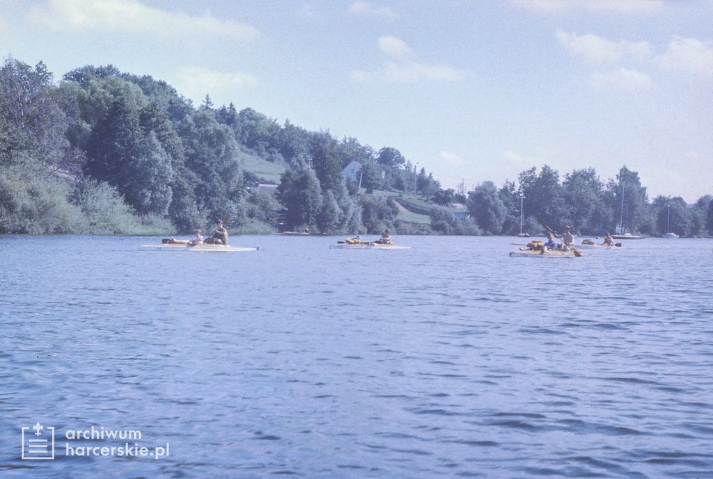 Plik:1985-08 Spływ kajakowy Kółkiem Raduńskim. Szarotka 095 fot. J.Kaszuba.jpg