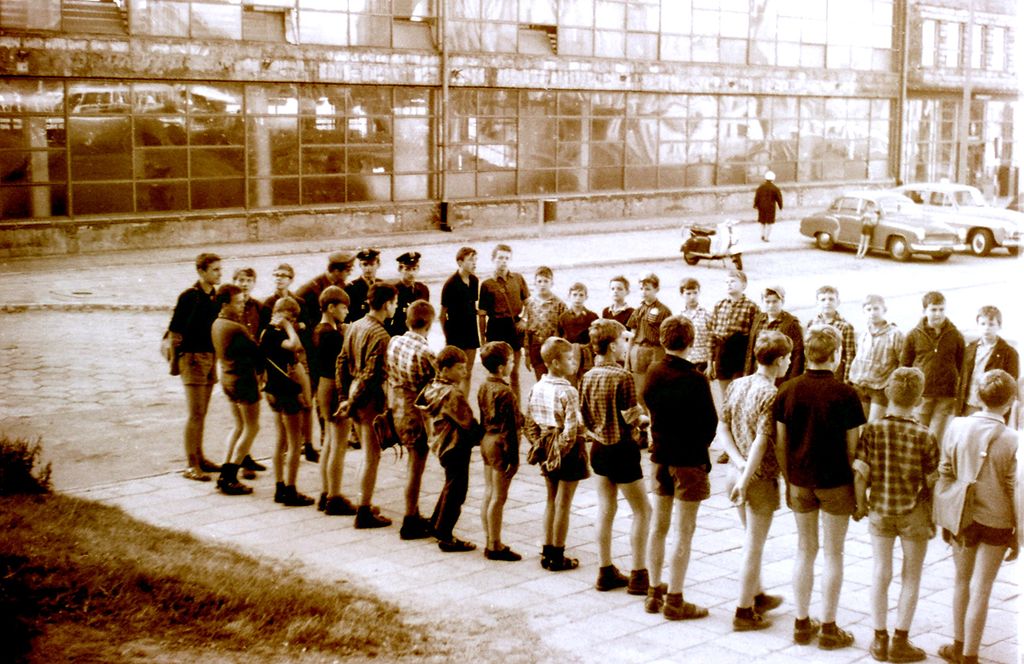 Plik:1966-69 Obóz wędrowny Wyspa Wolin, Szczecin. Watra 108 fot. Z.Żochowski.jpg