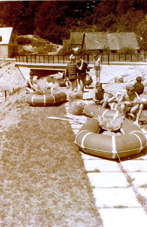 Plik:1968 Radunia. Spływ pontonowy. Watra 007 fot. Z.Żochowski.jpg