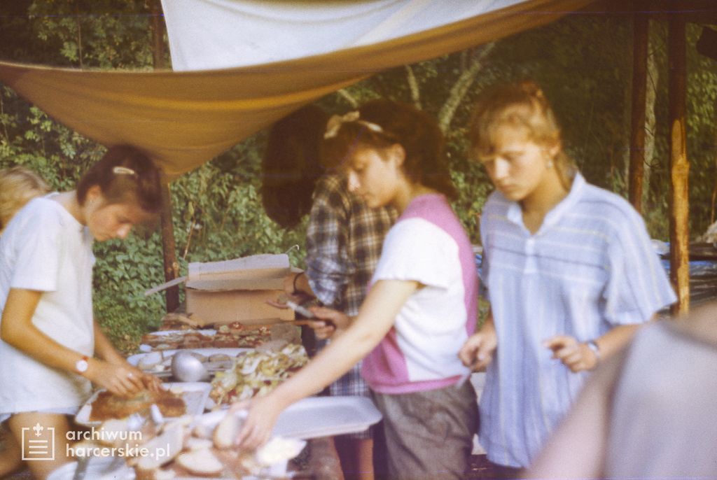 Plik:1985-07 08 Jez.Białe k. Machar Szarotka obóz stały Buchtowisko fot.J.Kaszuba 039.jpg