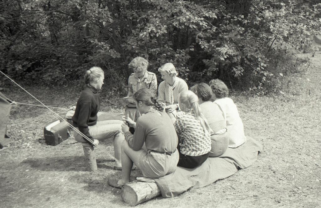 Plik:1957-58 Obóz stały w Bieszczadach. Watra 159 fot. Z.Żochowski.jpg
