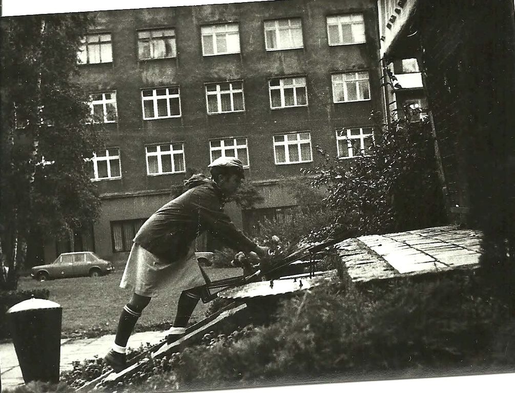 Plik:1985 Apel Szczepu Szarotka pod pomnikiem harcerzy w Gdyni . Szarotka008 fot. J.Kaszuba.jpg