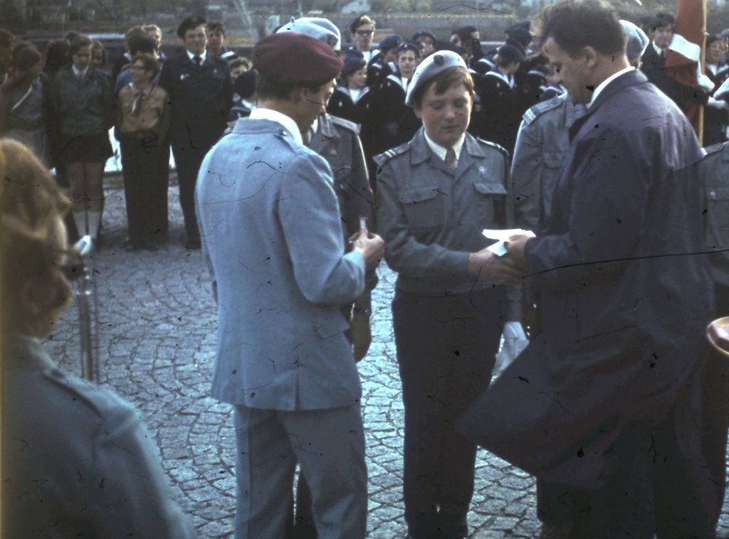 Plik:1972 Westerplatte. Sztandar dla Szczepu SP 30. Watra 030 fot. Z.Żochowski.jpg