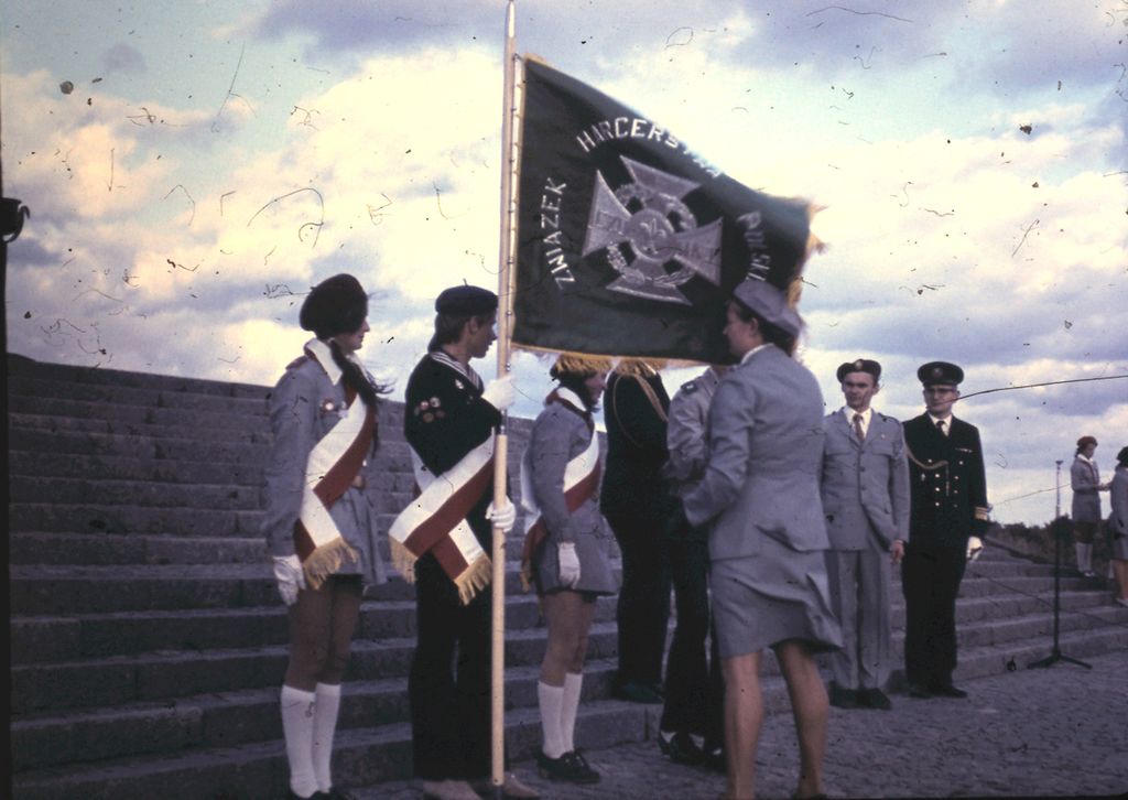 Plik:1972 Westerplatte. Sztandar dla Szczepu SP 30. Watra 015 fot. Z.Żochowski.jpg