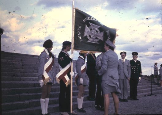 1972 Westerplatte. Sztandar dla Szczepu SP 30. Watra 015 fot. Z.Żochowski.jpg