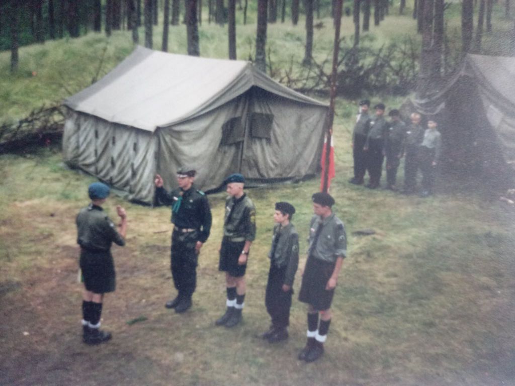 Plik:2001 Trzebuń. Obóz stały 95 GDH. Szarotka012 fot. P. i J. Ojowscy.jpg