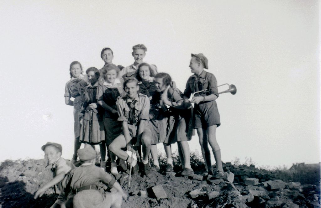 Plik:1947-49 Harcerze odgruzowują Gdańsk. Watra 014 fot. Z.Żochowski.jpg