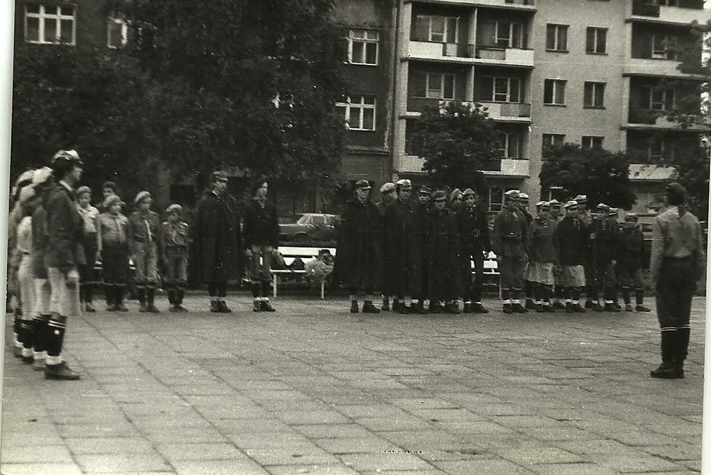 Plik:1985 Apel Szczepu Szarotka pod pomnikiem harcerzy w Gdyni . Szarotka009 fot. J.Kaszuba.jpg