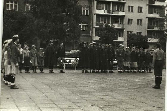 1985 Apel Szczepu Szarotka pod pomnikiem harcerzy w Gdyni . Szarotka009 fot. J.Kaszuba.jpg