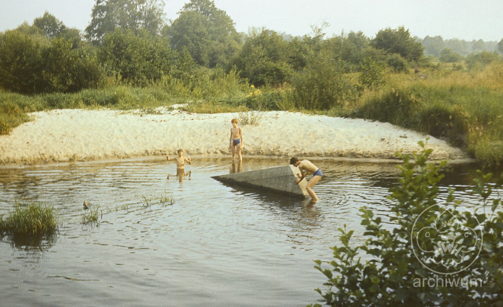 Plik:1982 Obóz kręgu ZAWISZA z Lublina Schron, Bor i Starówka Wierna Rzeka 043.jpg