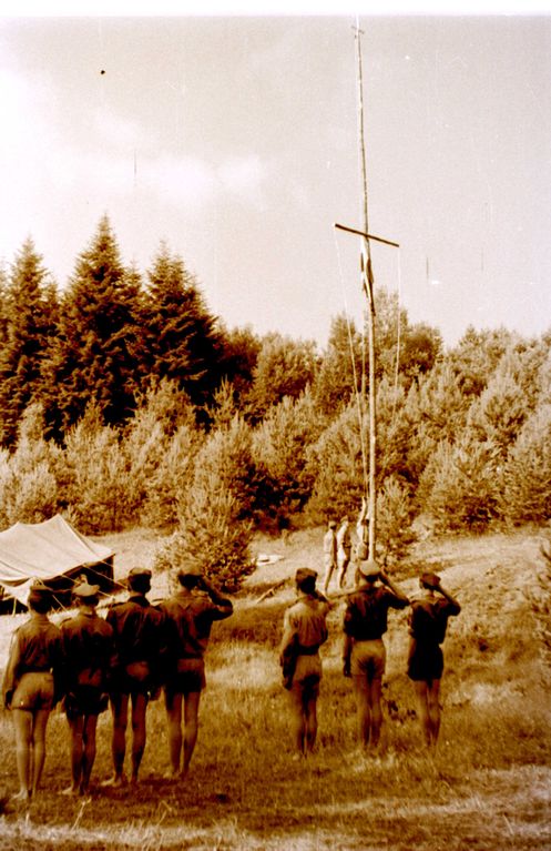 Plik:1957-58 Obóz stały w Bieszczadach. Watra 034 fot. Z.Żochowski.jpg