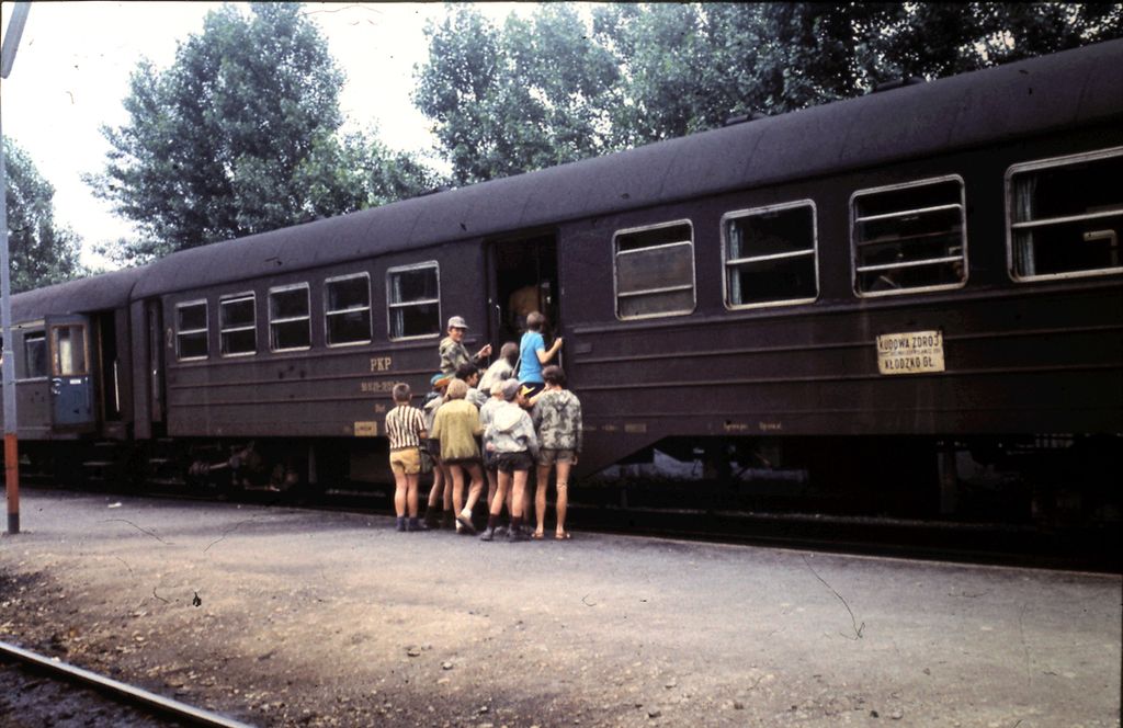 Plik:1973 Obóz Kotlina Kłodzka. Kudowa - Karłów - Strzeliniec. 2 GDH Watra 008 fot. Z.Żochowski.jpg
