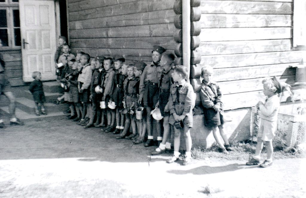 Plik:1947-48 Kolonie w Borkowie. Watra 042 fot. Z.Żochowski.jpg