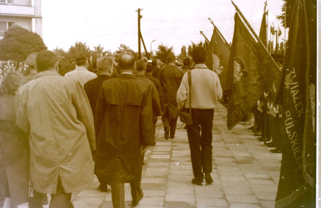Plik:1966 Odsłonięcie pomnika harcerzy w Gdyni. Watra 007 fot. Z.Żochowski.jpg