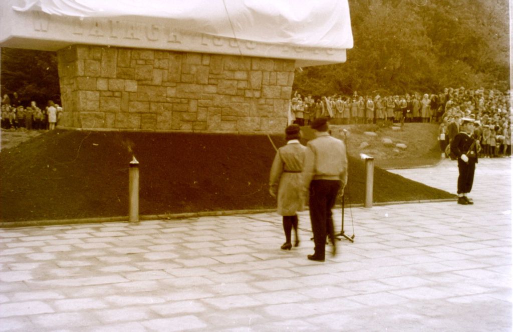 Plik:1966 Odsłonięcie pomnika harcerzy w Gdyni. Watra 069 fot. Z.Żochowski.jpg