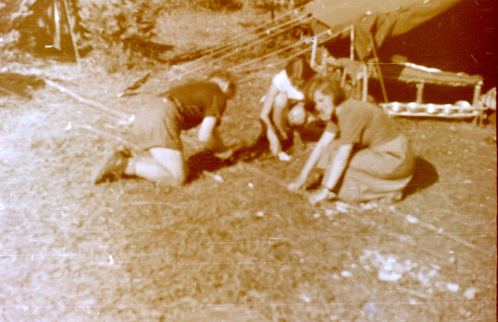 Plik:1957-58 Obóz stały w Bieszczadach. Watra 152 fot. Z.Żochowski.jpg