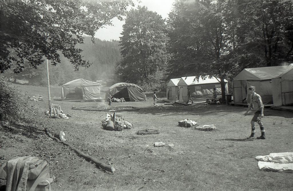 Plik:1983 Lipowa Zimnik. Obóz Puszcza II. Szarotka118 fot. J.Kaszuba.jpg