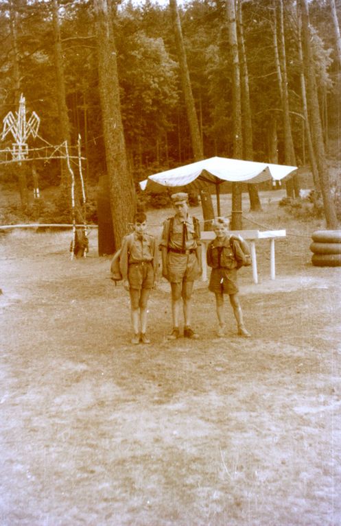 Plik:1956-60 Obóz harcerzy z Gdyni. Watra058 fot. Z.Żochowski.jpg