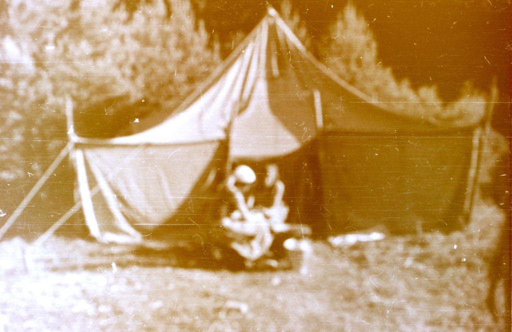 Plik:1957-58 Obóz stały w Bieszczadach. Watra 150 fot. Z.Żochowski.jpg
