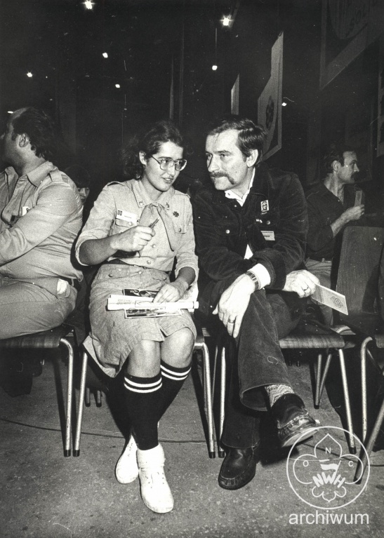 Plik:1981-09 Zdjecia harcerzy z obslugi I Zjazdu NSZZ S w Oliwie na zdjeciu Anna Michalik z Katowic rozmawia z Lechem Wałęsą.jpg