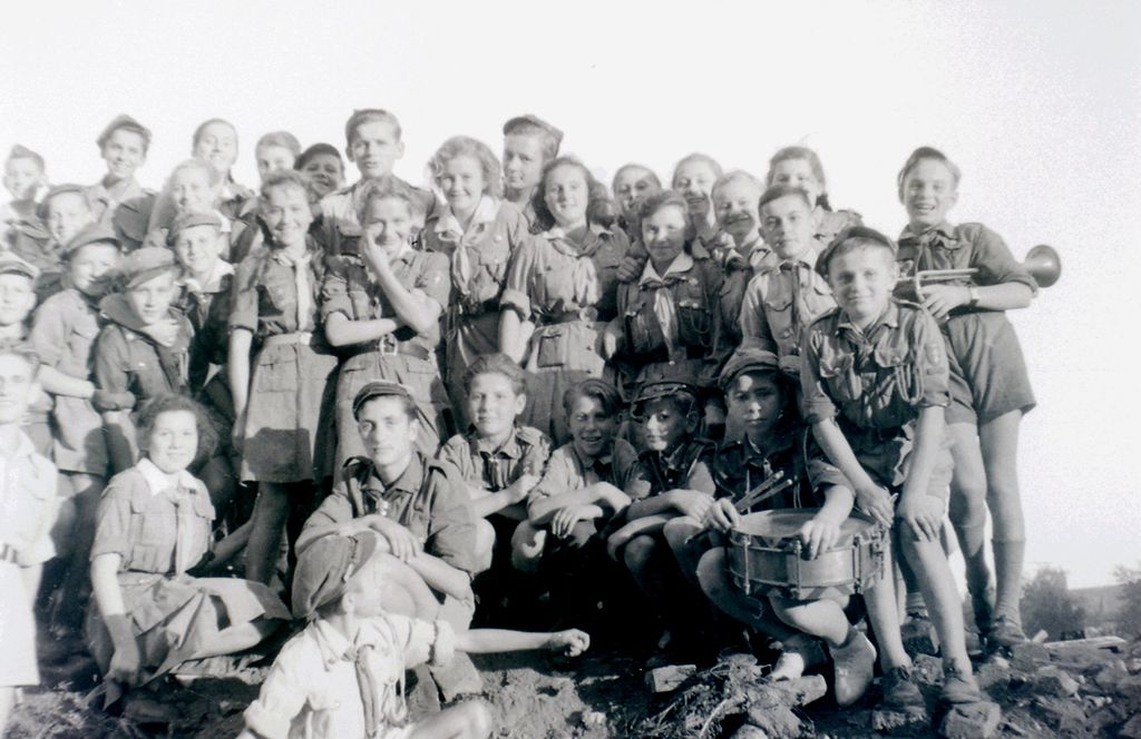 Plik:1947-49 Harcerze odgruzowują Gdańsk. Watra 013 fot. Z.Żochowski.jpg