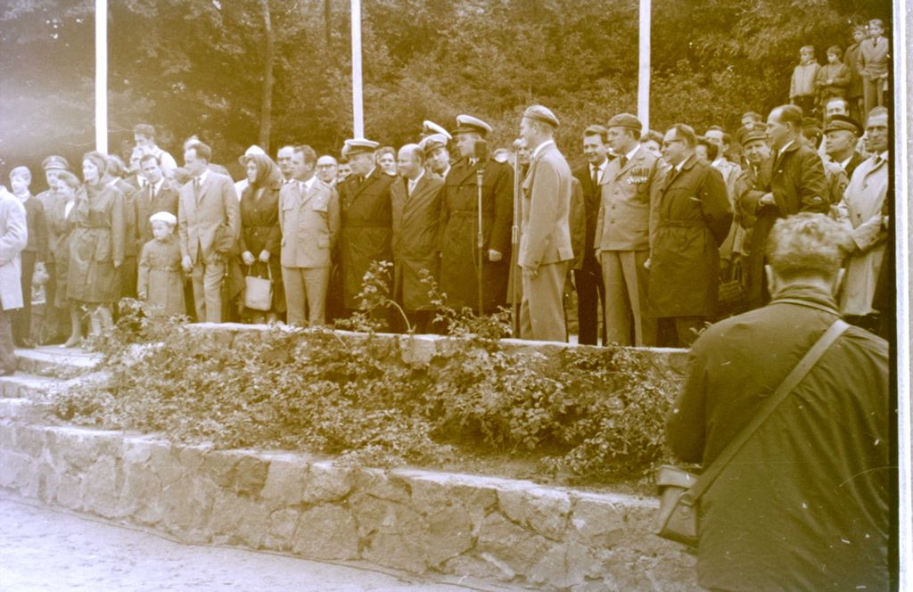 Plik:1966 Odsłonięcie pomnika harcerzy w Gdyni. Watra 009 fot. Z.Żochowski.jpg